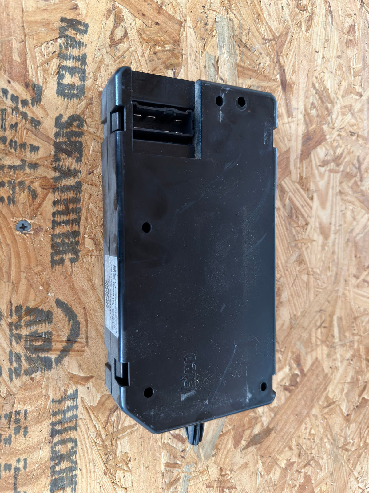 Land Rover Discovery 2 Body Control Unit BCU Valeo YWC000310 rear view