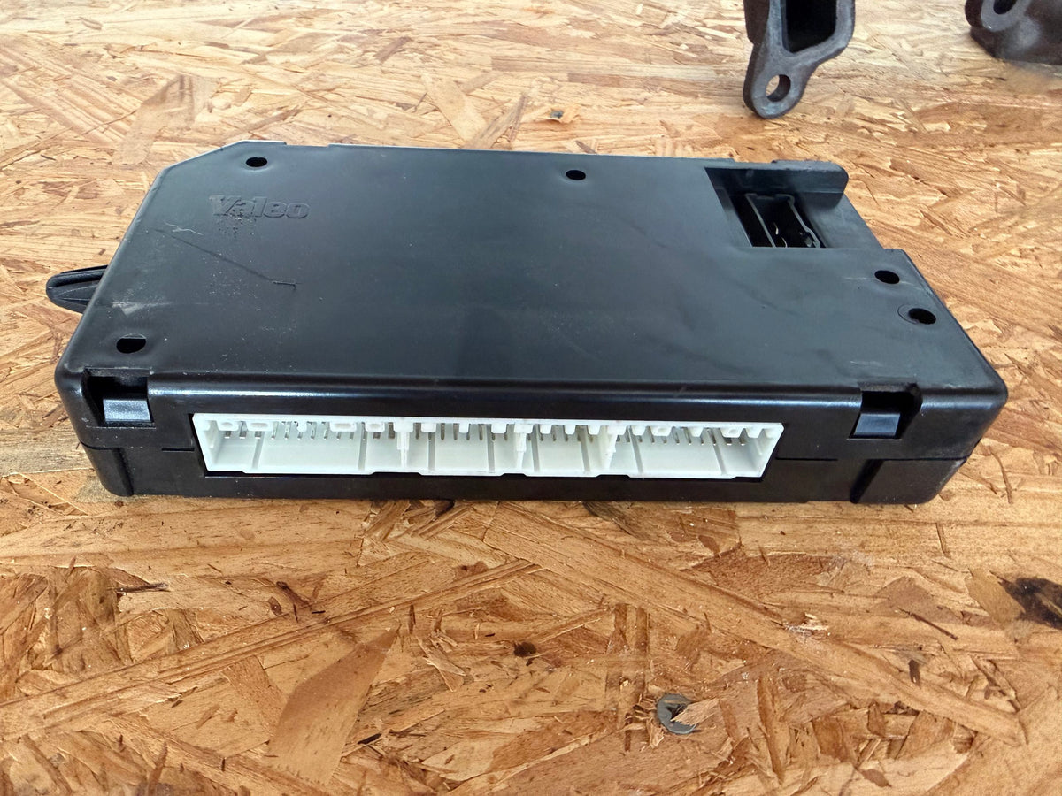 Land Rover Discovery 2 Body Control Unit BCU Valeo YWC000310 connector view