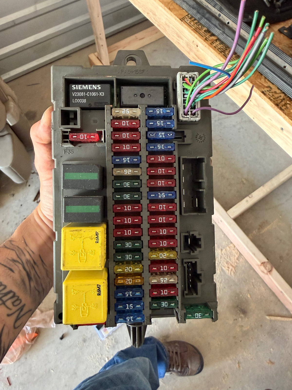 Land Rover Discovery 2 Interior Fuse Box Loaded OEM Siemens V23081-C1061-X3 with fuses and relays