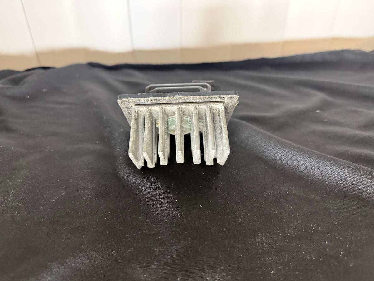 Land Rover Discovery 2 Blower Motor Resistor OEM YWC000020 front heat sink view